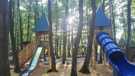 Im Burgschwalbacher Märchenwald wurde eine neue Doppelrutsche ihrer Bestimmung übergeben.