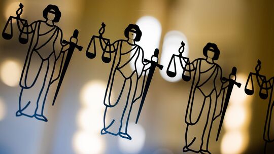 Justitia an der Scheibe des Oberlandesgerichts Köln Justitia an der Scheibe des Oberlandesgerichts Köln
