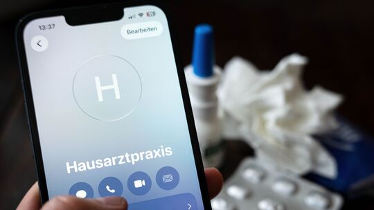 Sich per Telefon in der Hausarztpraxis melden und um eine Krankschreibung bitten: Das ist für viele Arbeitnehmer eine willkommen Sich per Telefon in der Hausarztpraxis melden und um eine Krankschreibung bitten: Das ist für viele Arbeitnehmer eine willkommen