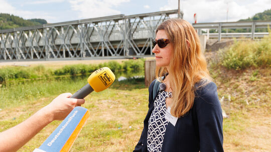 Wie drei Brücken an den Kreisstraßen einer Flut eher standhalten, erklärt Nicole Marzi vom Landesbetrieb Mobilität.