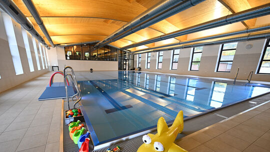 In der Schwimmschule Sharky im Bonner Stadtbezirk Bad Godesberg lernen Kinder zu schwimmen. Derzeit ist im Gespräch, ob ein beda