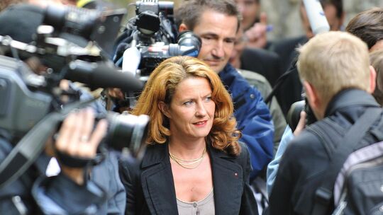 Sie stand viele Jahre lang im Rampenlicht der Landespolitik: Heike Raab. Das Foto zeigt sie umringt von Journalisten im Septembe