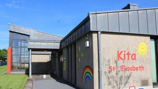 Schmierereien auf dem Dach der Kita in Birken-Honigsessen sind kürzlich aufgefallen. Die Entfernung ist aufwendig gewesen.
