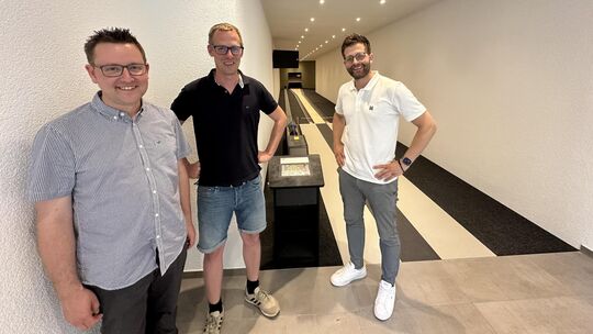 Die zwei Kegelbahnen im Forellenhof sind Investor Robert Schmidt (Mitte) wichtig, deswegen hat er sie neu hergerichtet. Der Ober