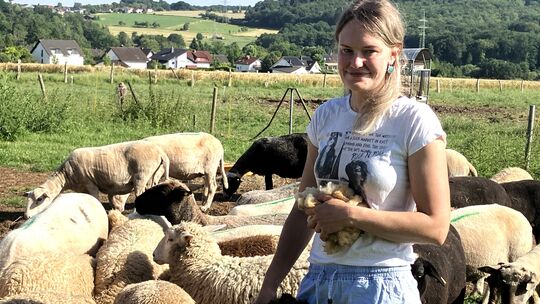 Argrarwissenschaftlerin und Landwirtschaftliche Beraterin Hannah Becker hat selbst Schafe.