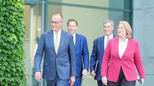 Die Koalitionsspitzen präsentieren ihr Reformkonzept. Die Koalitionsspitzen präsentieren ihr Reformkonzept.
