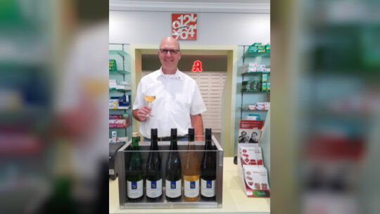 Beim Late-Night-Shopping schenkt Ingmar Bartz in der Apotheke in Sohren Wein aus.