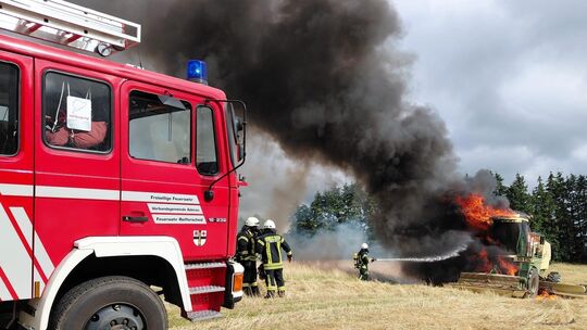 Der Mähdrescher fing mitten im Betrieb Feuer.
