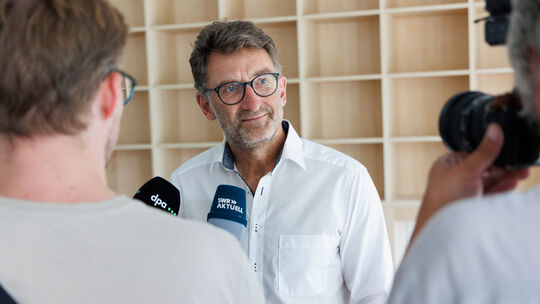 Schulleiter Lutz Hasbach freut sich, dass im Peter-Joerres-Gymnasium in Ahrweiler bald wieder Normalbetrieb einkehrt.