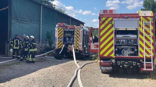 Zwischen Masburg und Urmersbach hat die Scheune eines Bauernhofes gebrannt, in der Rinder untergebracht sind. Die Feuerwehren ha