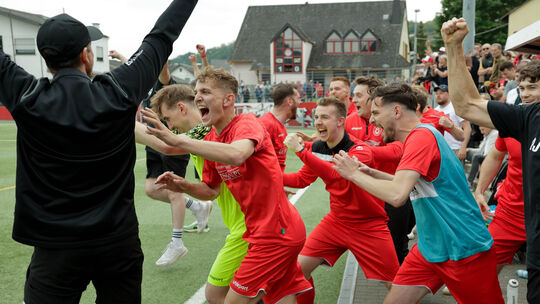 Der SV Untermosel freute sich nach dem Sieg gegen den TuS Mayen über die Meisterschaft in der Bezirksliga Mitte. Beide Teams geh