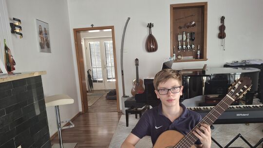 Seit seinem fünften Lebensjahr nimmt Lukas Gitarrenunterricht an der Musikschule. Beim diesjährigen Bundesfinale von „Jugend mus