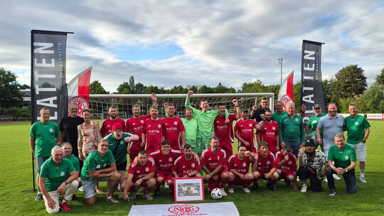 Mit neuen T-Shirts lief die Inklusionsmannschaft des VfB Polch beim Fototermin auf. Die Unterstützung durch das Umfeld sorgt für