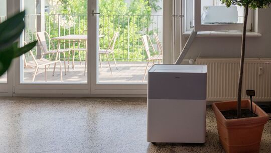 Eine Midea Porta Split Klimaanlage vor einem Balkon Eine Midea Porta Split Klimaanlage vor einem Balkon