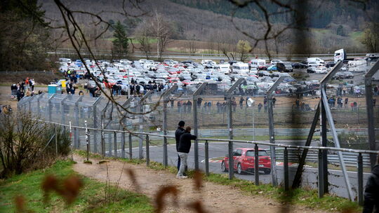 Die sogenannten Touristenfahrten auf dem Nürburgring sind überaus beliebt. Doch es gilt, einige Regeln zu beachten. Am Brünnchen