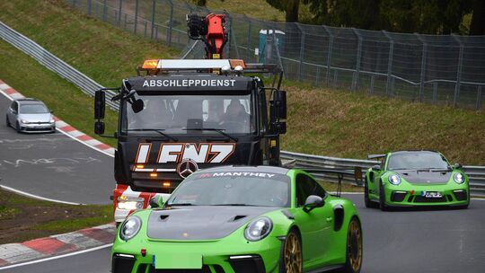 Die sogenannten Touristenfahrten auf dem Nürburgring sind überaus beliebt. Doch es gilt, einige Regeln zu beachten. Vor allem: W Die sogenannten Touristenfahrten auf dem Nürburgring sind überaus beliebt. Doch es gilt, einige Regeln zu beachten. Vor allem: W