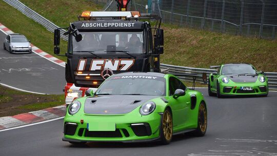 Die sogenannten Touristenfahrten auf dem Nürburgring sind überaus beliebt. Doch es gilt, einige Regeln zu beachten. Vor allem: W