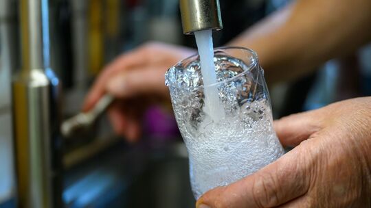 Das Trinkwasser in zwei Gemeinden des Rhein-Lahn-Kreises musste knapp eine Woche abgekocht werden. Grund war eine bakterielle Ve