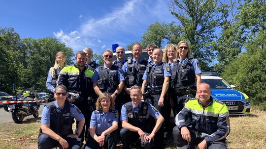 Gut gelaunt starten die Polizeibeamten in den Sondereinsatz an der Loreley - darunter auch zwei Polizisten mit Motorrädern.