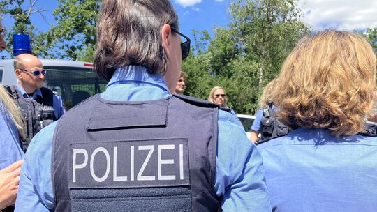 Wenn bis zu 15.000 Menschen zu Konzerten auf die Loreley pilgern, regelt die Polizei den Verkehr. Wir durften den Beamten bei so Wenn bis zu 15.000 Menschen zu Konzerten auf die Loreley pilgern, regelt die Polizei den Verkehr. Wir durften den Beamten bei so