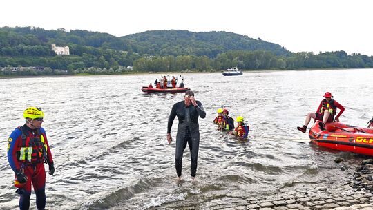 Strömungsretter und Boote von der DLRG begleiten die Schwimmer beim Rheinschwimmen vom Start bis zum Ziel.