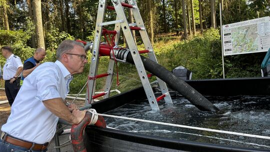 Markus Lüttger, Rüdesheimer VG-Bürgermeister, hat sich am Dienstag im Einsatzgebiet ein Bild der aktuellen Lage gemacht. Die Was