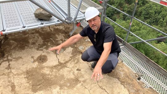 Für den Laien unscheinbar, für den Archäologen eine Sensation: Auf der Mauer der Burg Rheinfels legte Achim Schmidt Fußabdrücke