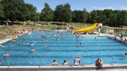 11 Schwimmbäder – darunter Hallen- und Freibäder –  gibt es insgesamt im Rhein-Hunsrück-Kreis. Das Rheingoldbad in Werlau ist ei