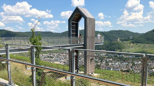 Idyllische Kulisse, dramatische Nacht: Der Skywalk bei Bernkastel-Kues bietet einen Blick über die Weinberge, die Mosel und die