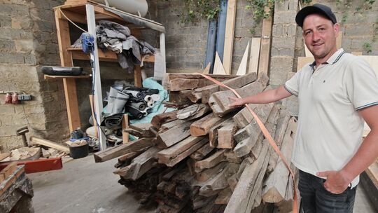 Zimmermeister Christian Schneider saniert und restauriert auch mit altem Holz. Dafür braucht es Vorräte, die er in seiner Halle