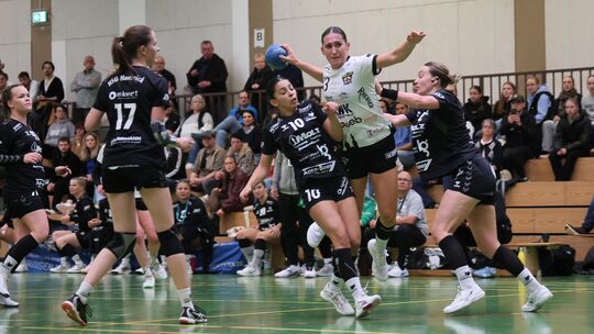 Im Trikot des HC Koblenz duellierte sich Sophia Lepiors (am Ball) in der vergangenen Regionalliga-Saison mit der HSG Hunsrück (v