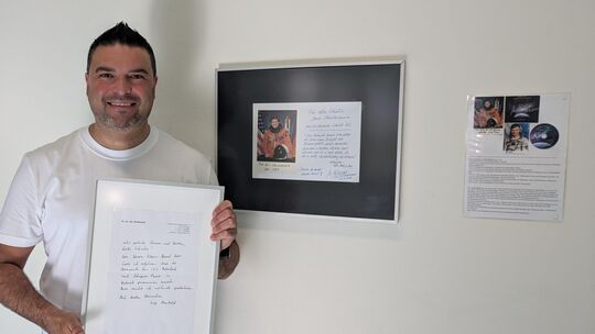 Michael Wertebach, stellvertretender Schulleiter der IGS Betzdorf-Kirchen, mit den handgeschriebenen Briefen der beiden Astronau