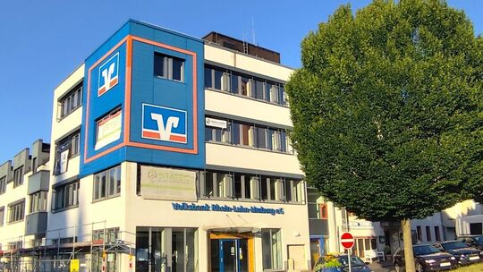 In der Region weiter vertreten: Seit vergangenem Jahr wird zum Beispiel der Standort der Volksbank am Ernst-Scheuern-Platz in Di