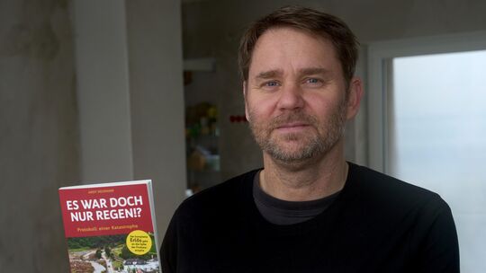 Andy Neumann, Flutopfer, Terrorbekämpfer und Hobbymusiker, landete mit seinem Buch „Es war doch nur Regen!?“ über die Hochwasser