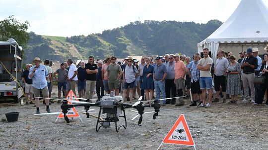 Autonome Raupenfahrzeuge, intelligente Steuerungssysteme und moderne Drohnentechnologien zeigen, wie sich Arbeitsabläufe effizie Autonome Raupenfahrzeuge, intelligente Steuerungssysteme und moderne Drohnentechnologien zeigen, wie sich Arbeitsabläufe effizie