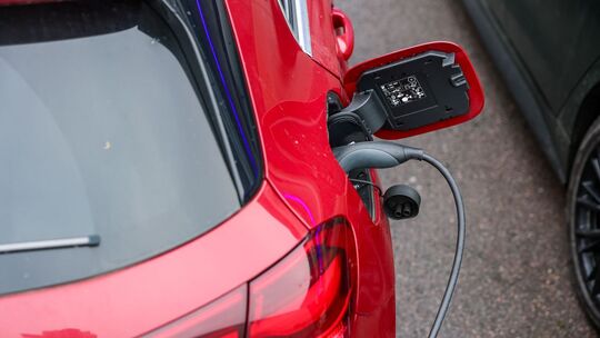 Elektroauto lädt an Ladesäule