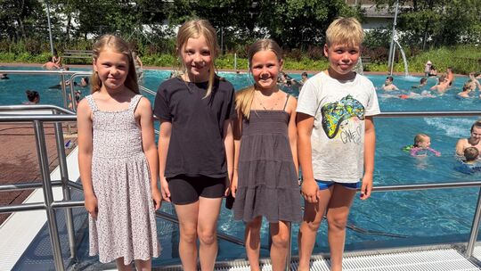 Aaron Lindinger (9), Maila-Rosa Lenz (8), Lena-Kristin Lindner (8) und Johanna Stahl (9) retteten einen Dreijährigen vor dem Ert