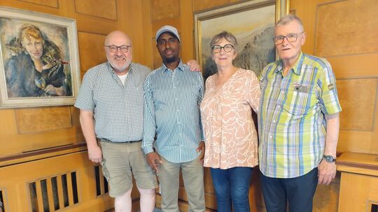 Ulrich Pebler (links) lobt die gelungene Integration von Ibrahim Gudle (Zweiter von links). Viel dabei geholfen haben Uschi und