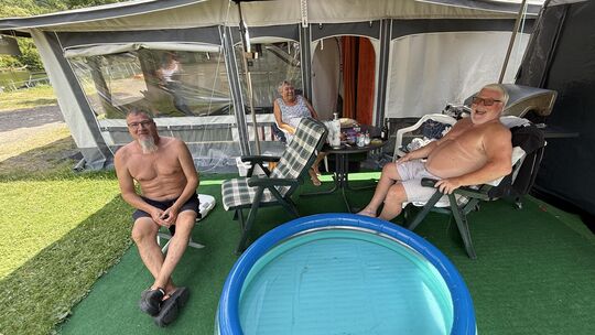 So lässt es sich leben: Martina und Hans Schmitz (links) aus NRW sind Dauercamper auf dem Vier-Sterne-Superior-Platz von Marco S