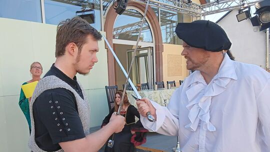 Robin Hood (Lukas Baulig, links) und sein Widersacher Guy von Gisborne (Tim Scheider) kreuzen auf der Freilichtbühne Kaisersesch
