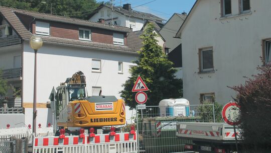 In der Straße „Auf der Trift" in Arzbach haben die Arbeiten für die Sanierung der Brücke nach langer Wartezeit begonnen.