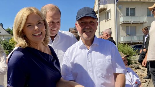 Pure Freude: Julia Klöckner, Oberbürgermeister Frank Frühauf und Bürgermeister Friedrich Marx (rechts) schnitten am Freitagnachm