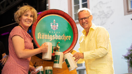 Bürgermeisterin Dagmar Kranz und Detlev Port, Gebietsverkaufsleiter der Bitburger Braugruppe, haben das Koblenzer Altstadtfest a