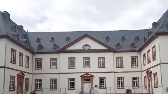 Das Neue Schloss in Simmern wurde von 1708 bis 1713 als Sitz eines kurpfälzischen Oberamtmanns gebaut. In napoleonischer Zeit re
