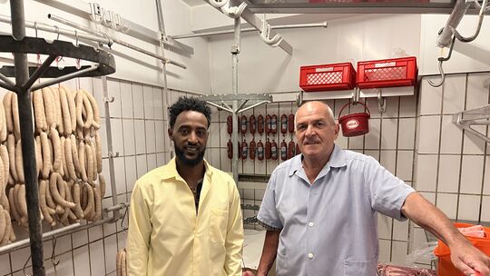 Beim Pressegespräch schaut unverhofft Mitarbeiter Sammy vorbei. "Das er bei uns gearbeitet hat, war wie ein Sechser im Lotto", s