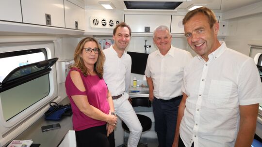 Die medizinische Fachkraft und Arzthelferin Bianca Mees (von links), Arzt Peter Bunders, Rainer Saurwein von der KV und Stadtbür