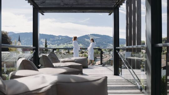 Ein großer Wellnessbereich inklusive 2000 Quadratmeter großem Außenpool und herrlichem Panoramablick von der Terrasse macht den