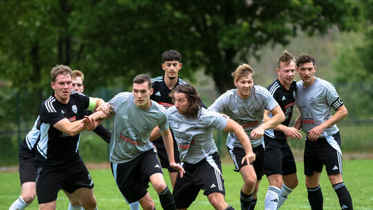 SG Bremm (graue Trikots) gegen SG Zell/Bullay/Alf ist eines der heißesten Derbys auf Kreisliga-Ebene im FV Rheinland. In den ver