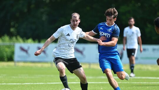 Am Ende des Tests zwischen dem TuS Mayen (weiße Trikots) und den Sportfreunden Höhr-Grenzhausen stand leistungsgerechtes 3:3.