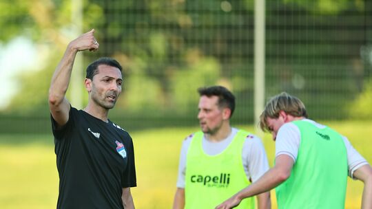 Coach Daniel Alves (links) stellte beim Trainingslager in Bitburg das Zusammenwachsen des Teams in den Fokus. Auch ein Testspiel